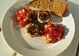 &Uuml;berbackener Ziegenk&auml;se mit Tomatensalat und Bauernbrot