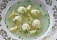 Klare Spargelsuppe mit Grie&szlig;kl&ouml;&szlig;chen