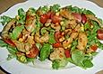 Bunter Salat mit scharfen Putenstreifen
