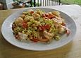 Curryreispfanne mit Chili, Paprika und Gambas im Backteig