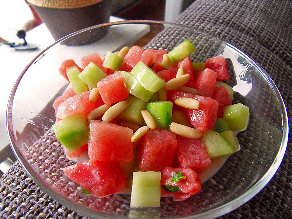Melonen-Gurken-Salat mit Minze und gerösteten Walnüssen (Rezept mit ...