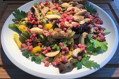 Salat mit gebratenen Champignons