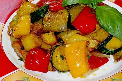 Sommerliche Gem&uuml;sepfanne mit kleinen Kartoffeln