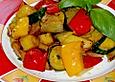 Sommerliche Gem&uuml;sepfanne mit kleinen Kartoffeln