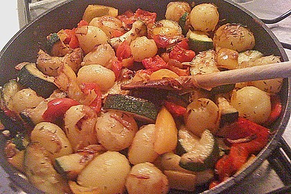 Sommerliche Gem&uuml;sepfanne mit kleinen Kartoffeln 3