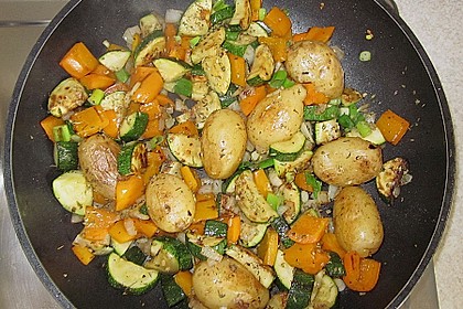Sommerliche Gem&uuml;sepfanne mit kleinen Kartoffeln 5