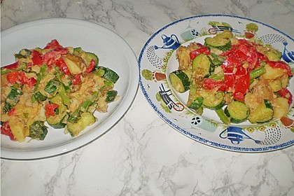Sommerliche Gem&uuml;sepfanne mit kleinen Kartoffeln 6