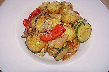 Sommerliche Gem&uuml;sepfanne mit kleinen Kartoffeln 7