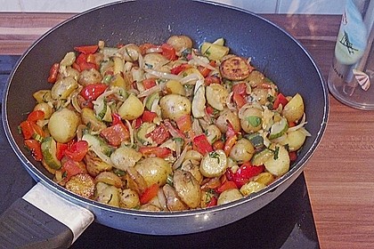 Sommerliche Gem&uuml;sepfanne mit kleinen Kartoffeln 8