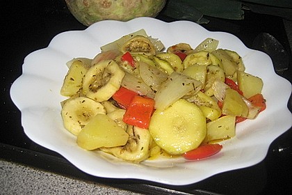 Sommerliche Gem&uuml;sepfanne mit kleinen Kartoffeln 9