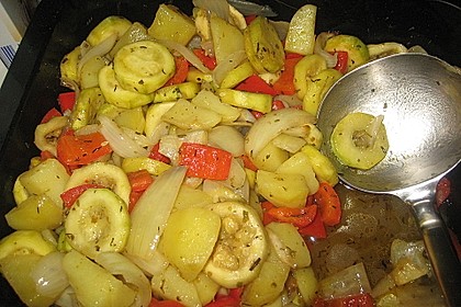 Sommerliche Gem&uuml;sepfanne mit kleinen Kartoffeln 10