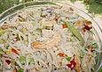 Asiatischer Glasnudelsalat mit Garnelen und Gem&uuml;se