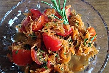Möhrensalat mit Tomaten