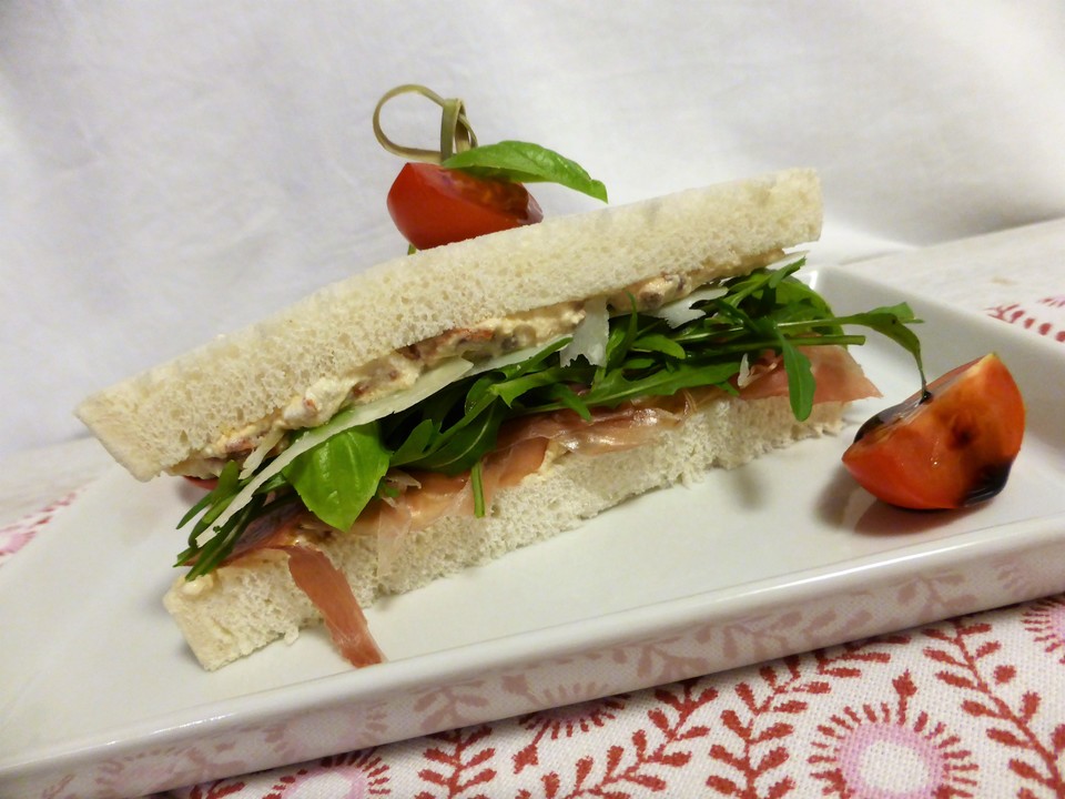 Tramezzini mit Ricotta, Parmaschinken und getrockneten Tomaten