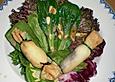 Blattsalat mit knusprigen Ziegenk&auml;sebonbons