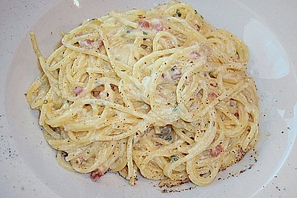 Spaghetti Carbonara mit Speck unt Petersilie