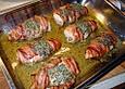 Karibische H&auml;hnchenbrustr&ouml;llchen mit Pfirsichen im Bacon - Mantel
