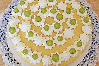 Stachelbeertorte mit Marzipandecke