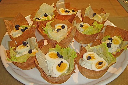 Wachteleier mit Crème fraîche und Forellenkaviar im Filoteigkörbchen 7