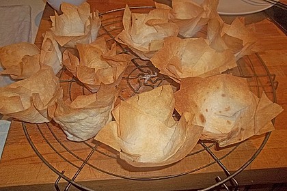 Wachteleier mit Crème fraîche und Forellenkaviar im Filoteigkörbchen 11