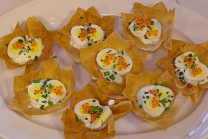 Wachteleier mit Crème fraîche und Forellenkaviar im Filoteigkörbchen 8