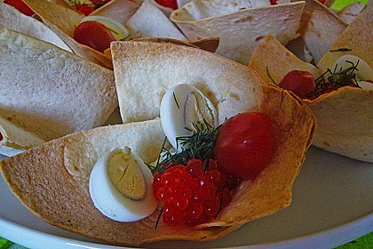 Wachteleier mit Crème fraîche und Forellenkaviar im Filoteigkörbchen 9