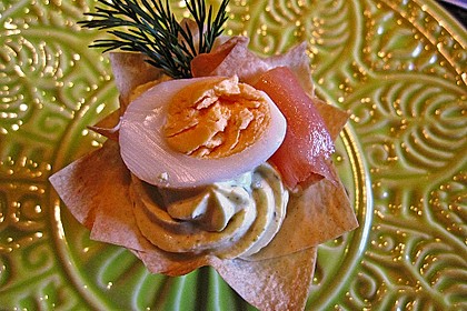 Wachteleier mit Crème fraîche und Forellenkaviar im Filoteigkörbchen 4