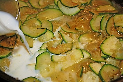 Urmelis Hähnchenbrust in Zucchini - Curry - Sahne - Sauce 50