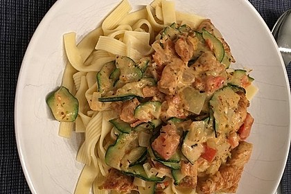 Urmelis Hähnchenbrust in Zucchini - Curry - Sahne - Sauce 13