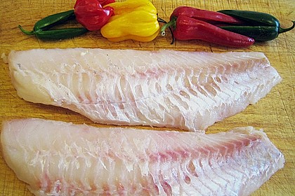 Rotbarschfilet mit Haselnusspanade, Tomatensauce und Minipaprika 1