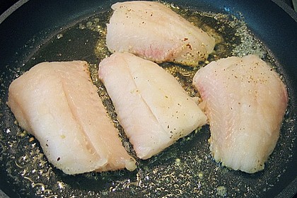 Rotbarschfilet mit Haselnusspanade, Tomatensauce und Minipaprika 4