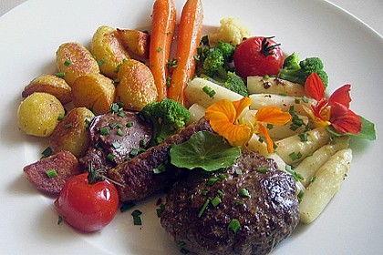 Tatarfrikadellen mit buntem Gem&uuml;se und R&ouml;stkartoffeln 5