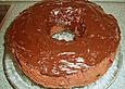Schokoladenkuchen mit Marzipan und Kirschen