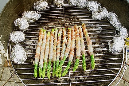 Gegrillter gr&uuml;ner Spargel mit Schinken