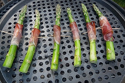 Gegrillter gr&uuml;ner Spargel mit Schinken 1