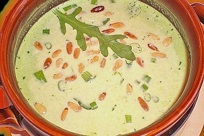 Rucolacremesuppe mit ger&ouml;steten Pinienkernen 2