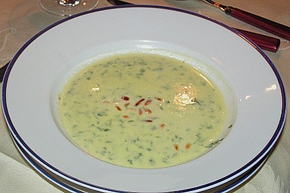 Rucolacremesuppe mit ger&ouml;steten Pinienkernen 3