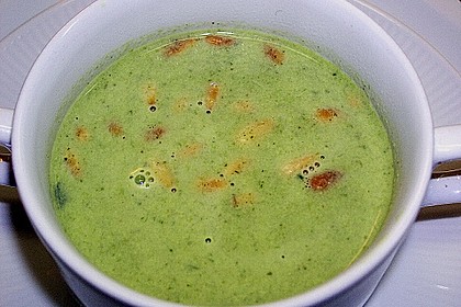 Rucolacremesuppe mit ger&ouml;steten Pinienkernen 4