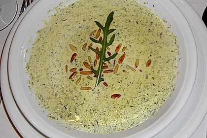 Rucolacremesuppe mit ger&ouml;steten Pinienkernen 9
