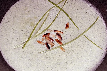 Rucolacremesuppe mit ger&ouml;steten Pinienkernen 11