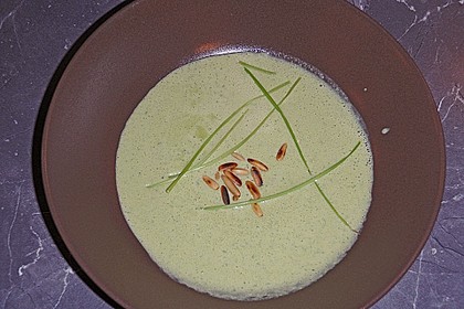 Rucolacremesuppe mit ger&ouml;steten Pinienkernen 12