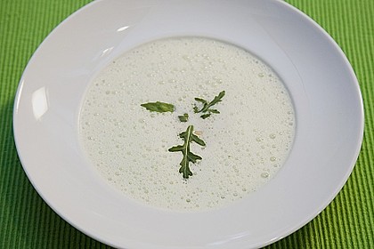 Rucolacremesuppe mit ger&ouml;steten Pinienkernen
