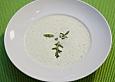 Rucolacremesuppe mit ger&ouml;steten Pinienkernen