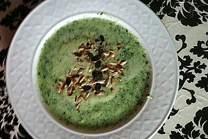 Rucolacremesuppe mit ger&ouml;steten Pinienkernen 16