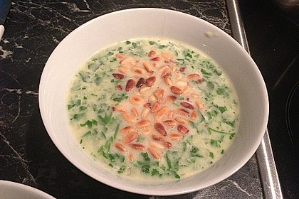 Rucolacremesuppe mit ger&ouml;steten Pinienkernen 17