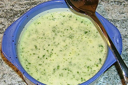 Rucolacremesuppe mit ger&ouml;steten Pinienkernen 1