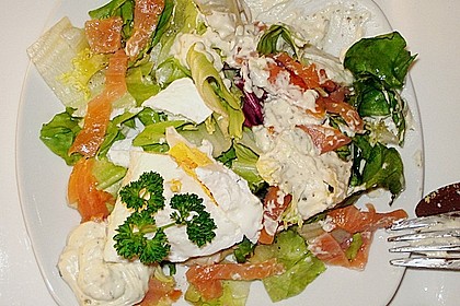 Pochierte Eier im Salatnest mit Räucherlachsstreifen und Kresse 9