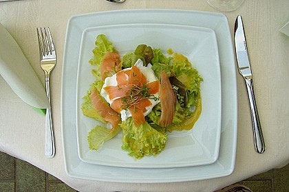 Pochierte Eier im Salatnest mit Räucherlachsstreifen und Kresse 2