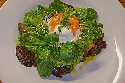 Pochierte Eier im Salatnest mit Räucherlachsstreifen und Kresse 1