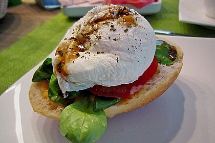 Pochierte Eier im Salatnest mit Räucherlachsstreifen und Kresse 4